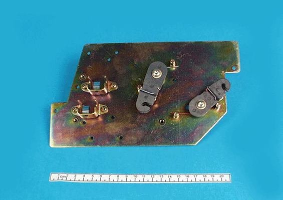 CABLE-TYPE INTERLOCK PLATE FOR FIXED OR DRAWOUT BREAKER