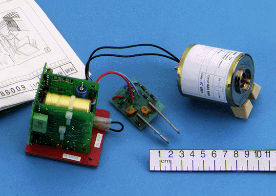 TIME DELAYED UNDERVOLTAGE RELEASE MNR VAC 100